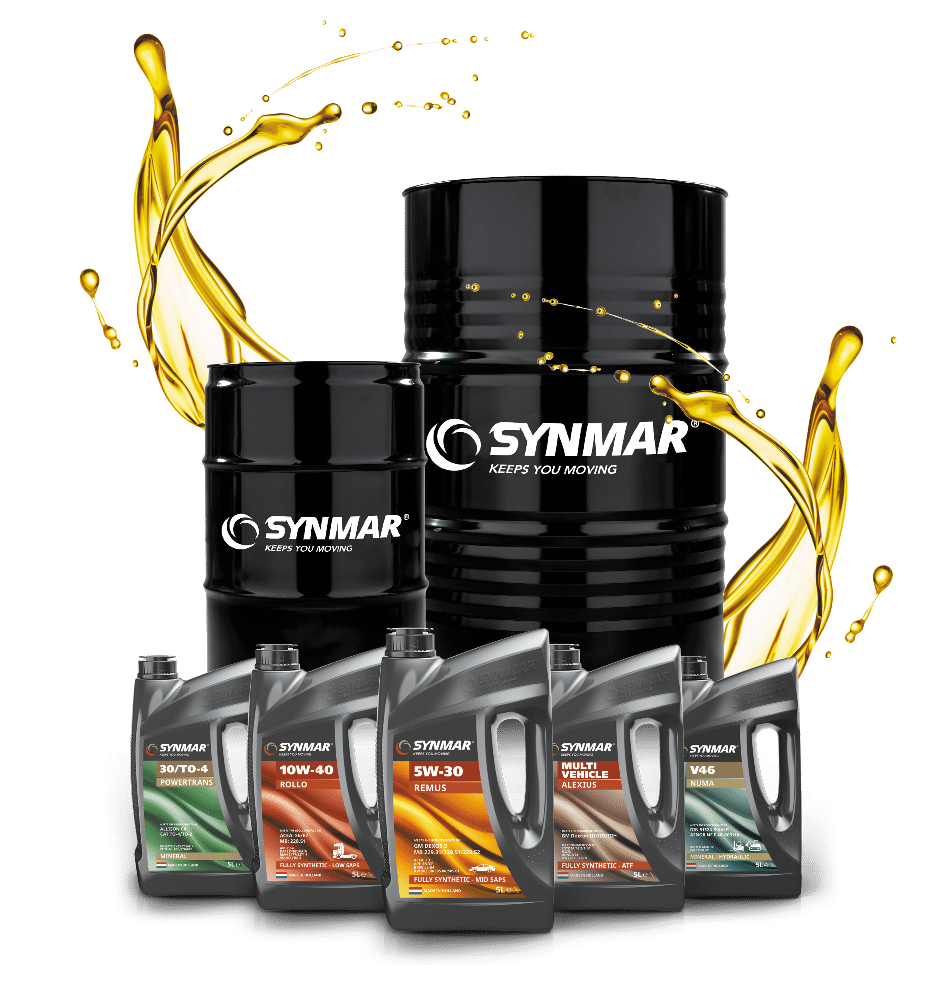 SYNMAR motorolieproducten met zwarte olievaten en jerrycans in verschillende types, omringd door opspattende gouden olie. 